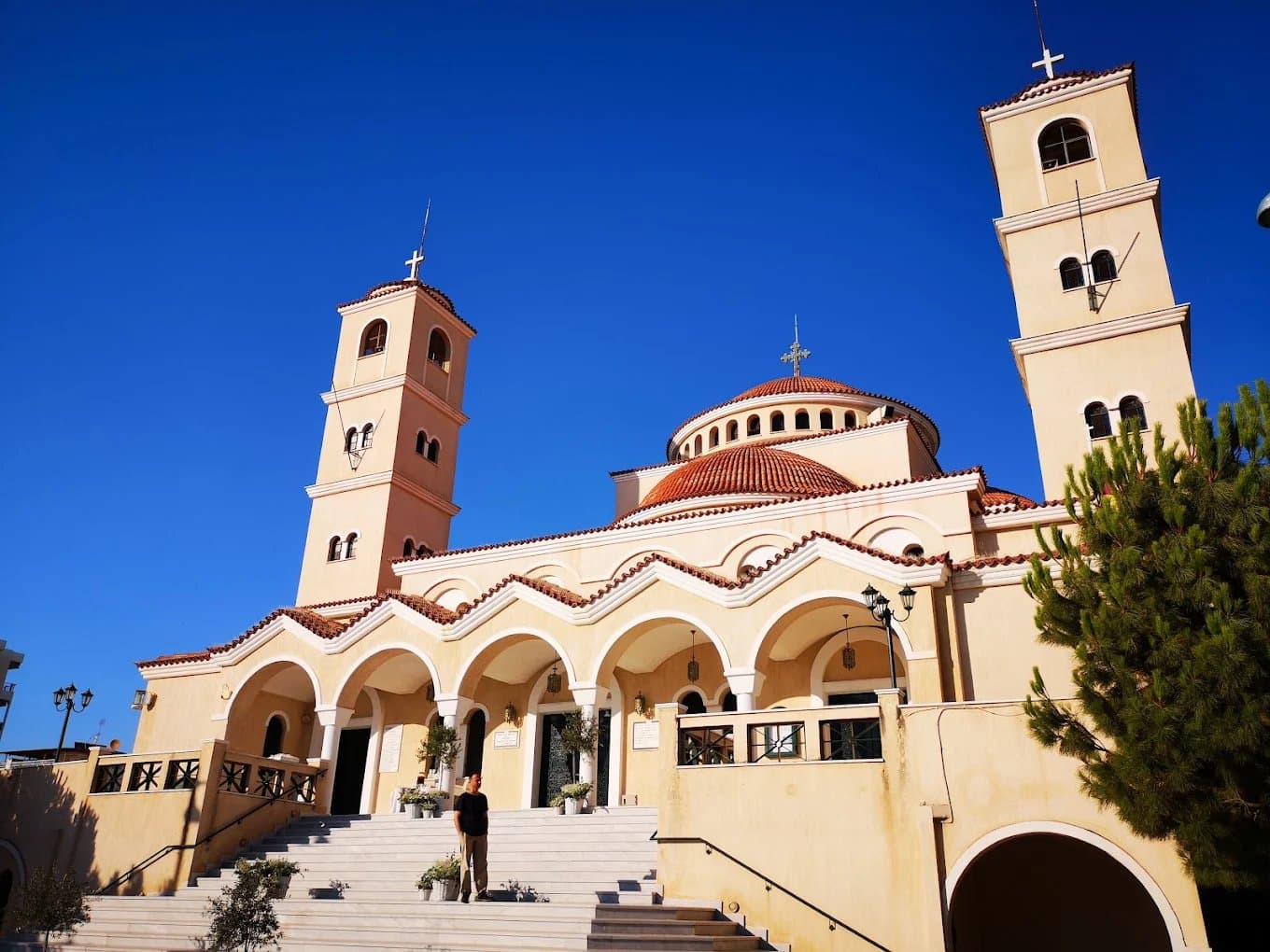 Ιερός Καθεδρικός Ναός Αγίας Τριάδος Άνω Γλυφάδας